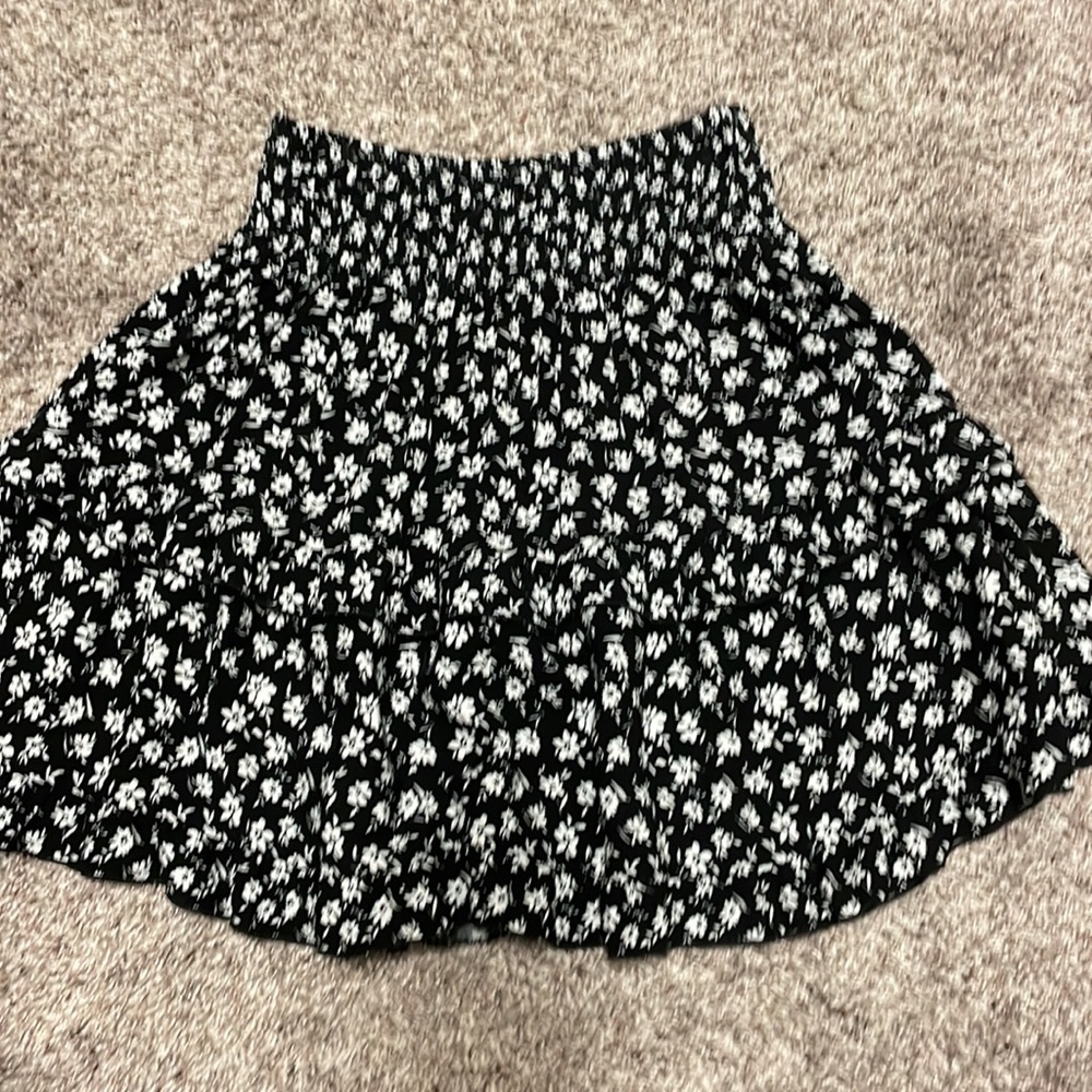 BLACK AND WHITE FLOWY SKIRT - Picture 2 of 4